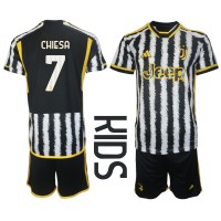 Camiseta Juventus Federico Chiesa #7 Primera Equipación para niños 2023-24 manga corta (+ pantalones cortos)